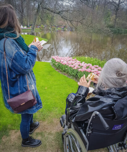 oma met broodje-